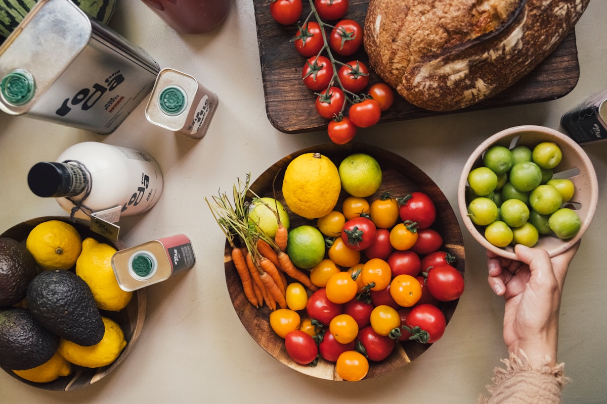 Selezione di alimenti freschi e nutrienti